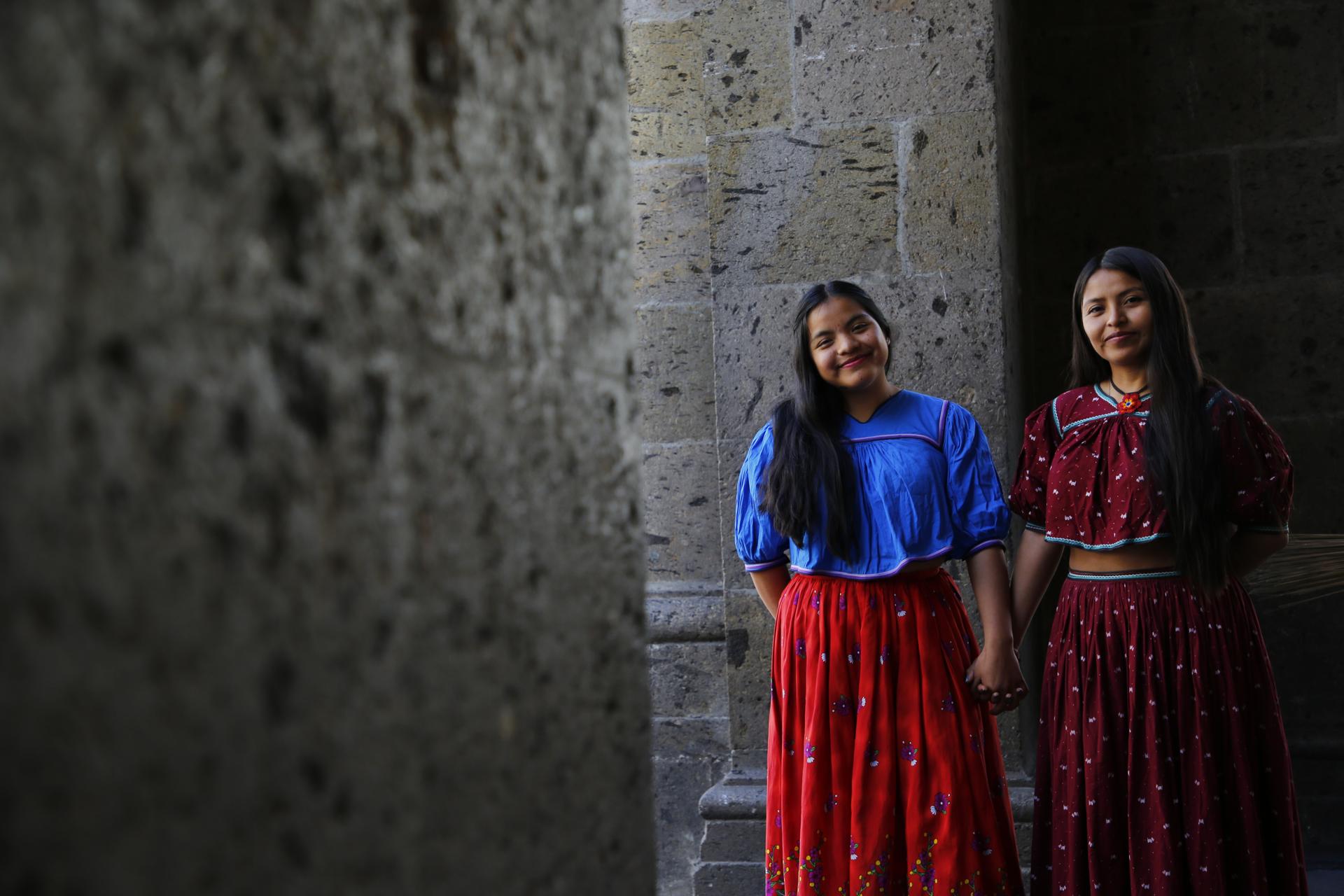 Fotografía de dos mujeres wixárika (huichol) el martes 20 de febrero de 2024, en la ciudad de Guadalajara, en Jalisco (México). EFE/ Francisco Guasco
