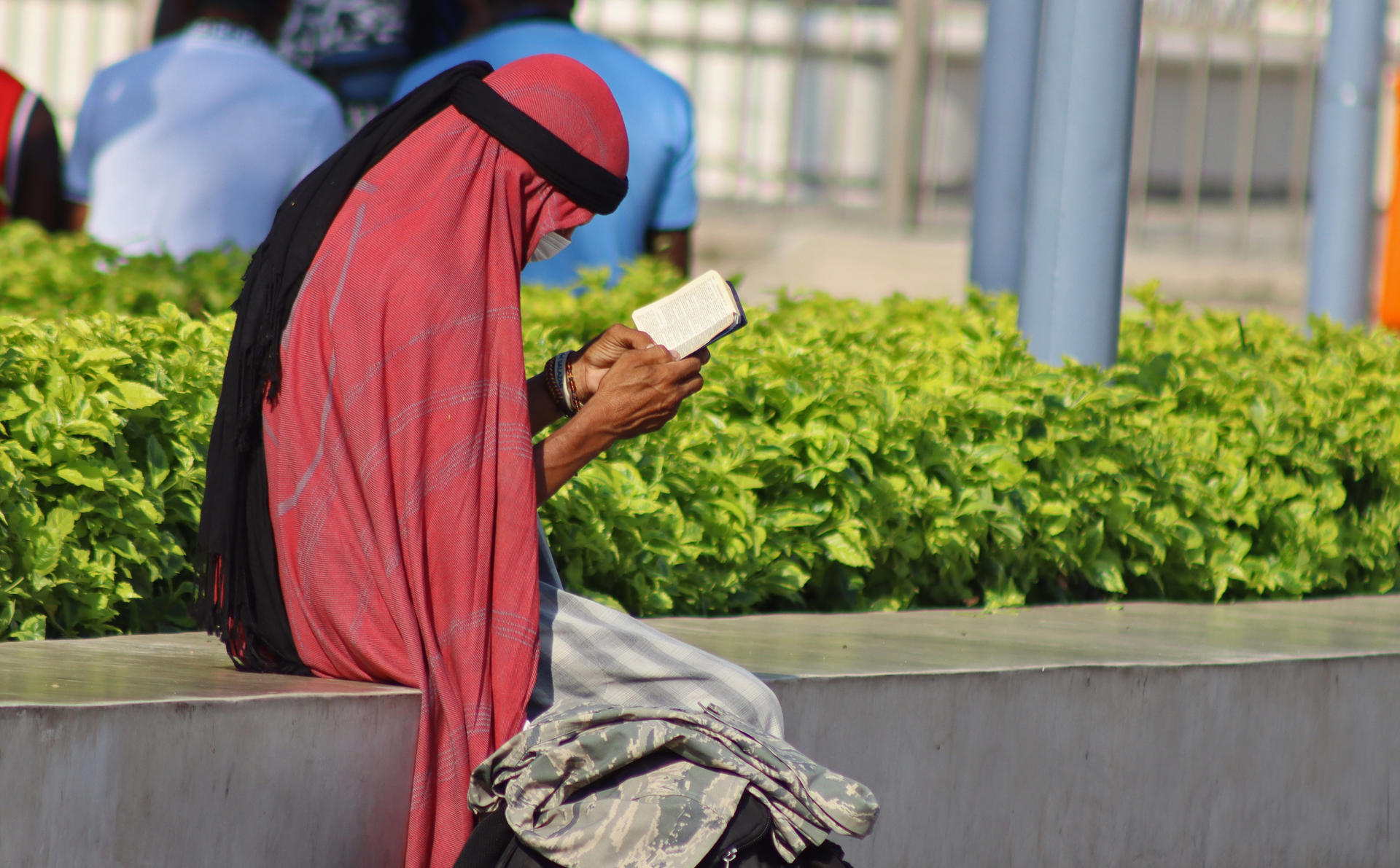Un migrante lee un libro en una calle de Tapachula (México). EFE/Juan Manuel Blanco
