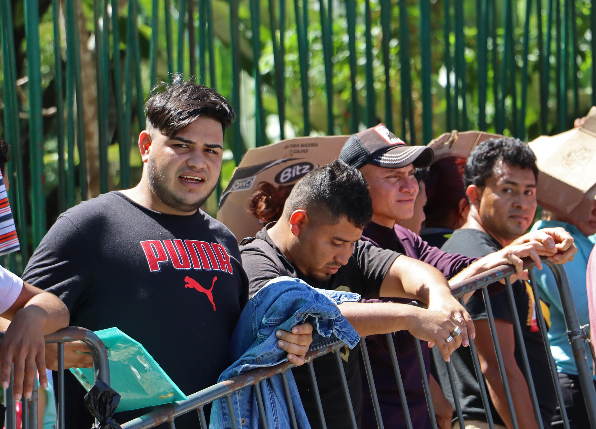 Migrantes esperan para recibir respuesta de sus trámites migratorios, este miércoles en la ciudad de Tapachula en el estado de Chiapas (México). EFE/Juan Manuel Blanco
