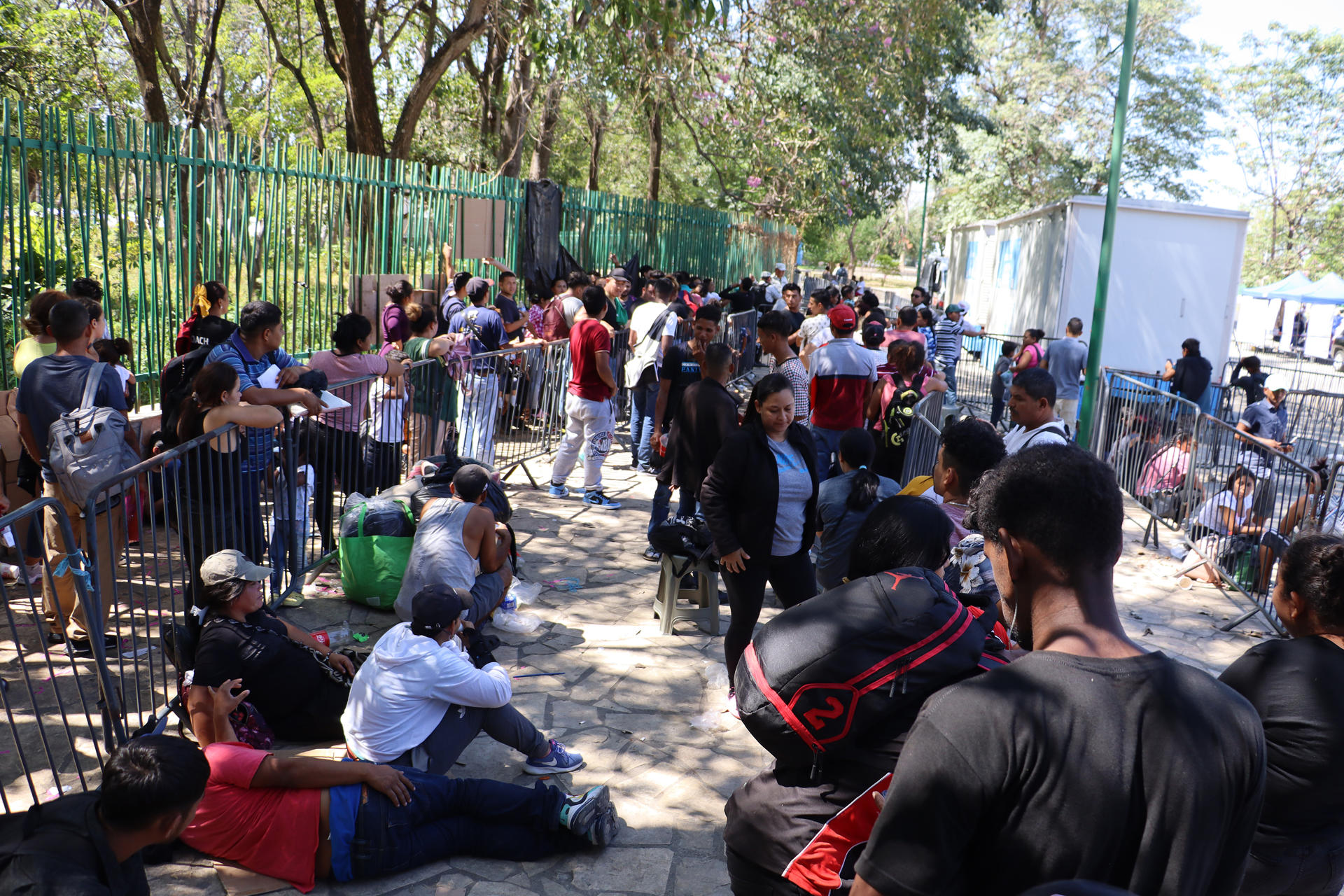Migrantes esperan para recibir respuesta de sus trámites migratorios, este miércoles en la ciudad de Tapachula en el estado de Chiapas (México). EFE/Juan Manuel Blanco
