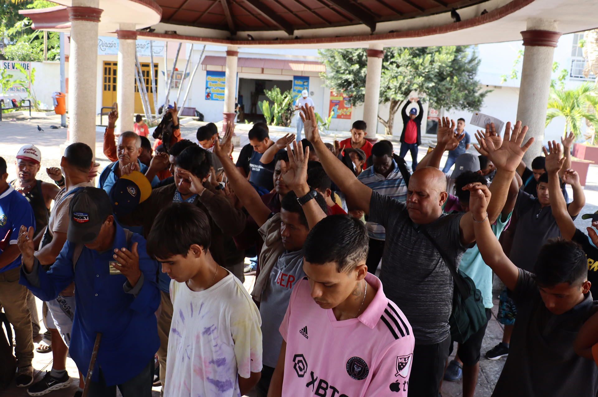 Migrantes rezan hoy, en Tapachula (México). EFE/Juan Manuel Blanco
