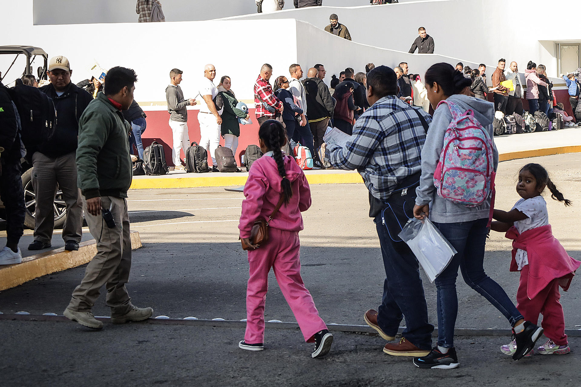 Migrantes hacen fila para solicitar un proceso de asilo en Estados Unidos, el 22 de febrero de 2024 en el paso fronterizo del Chaparral, en Baja California (México). EFE/Joebeth Terriquez
