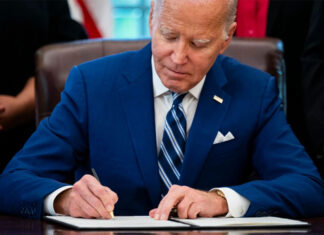 Biden firma la ley que evita un cierre de Gobierno
