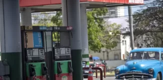 Primer día del alza del 400 % en el precio de la gasolina en Cuba: «La cola sigue igual»