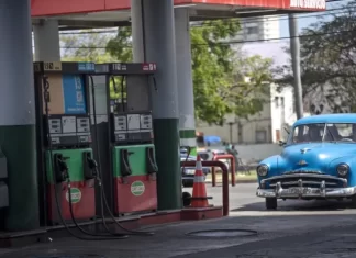 Primer día del alza del 400 % en el precio de la gasolina en Cuba: «La cola sigue igual»