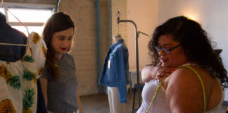 Las mujeres latinas reciben 57 centavos por cada dólar pagado a los hombres, según estudio