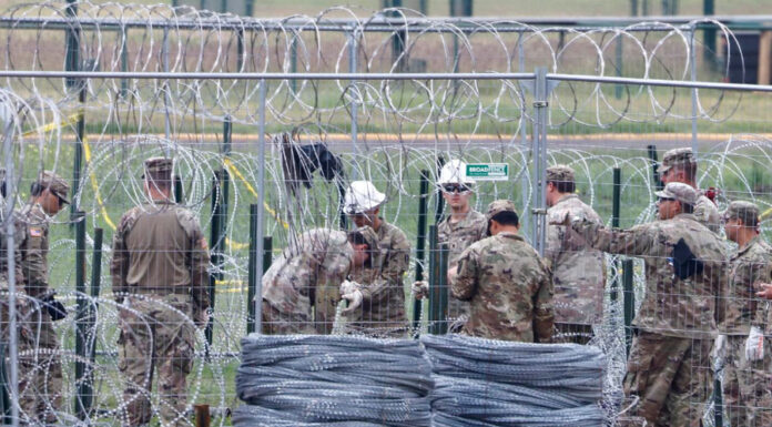 Abre en base militar en Texas el que se espera sea el centro migratorio más grande de EEUU