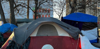 Chicago traslada a unos 800 migrantes de los parques a otros refugios