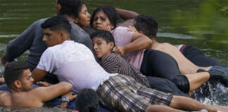 Más riesgos para migrantes en la frontera de México por el agua que EEUU cede al río Bravo
