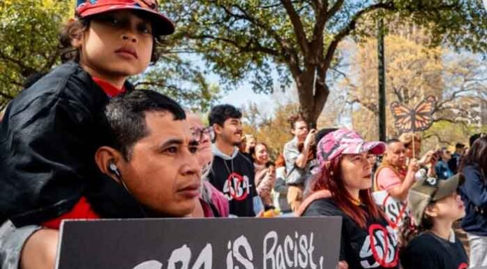 Corte de EEUU bloquea entrada en vigor de ley antiinmigrante de Texas mientras la evalúa
