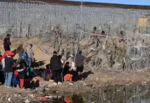 Denuncian agresiones con balas de goma de Policía texana a migrantes en frontera de México