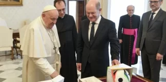 El canciller Scholz regala al papa Francisco el balón oficial de la Eurocopa 2024