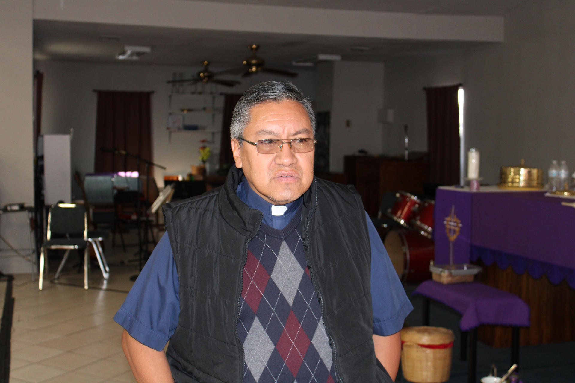 Julio Vásquez, pastor de la Iglesia Luterana San Lucas, habla con EFE este viernes  en Eagle Pass (EE. UU). EFE/ Octavio Guzmán
