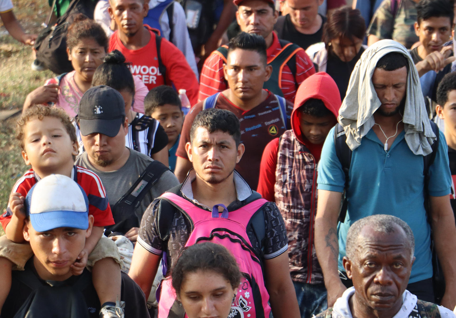 Migrantes caminan en una caravana llamada 'Viacrucis migrante' la cual se dirige hacia Ciudad de México, en Tapachula (México). EFE/ Juan Manuel Blanco
