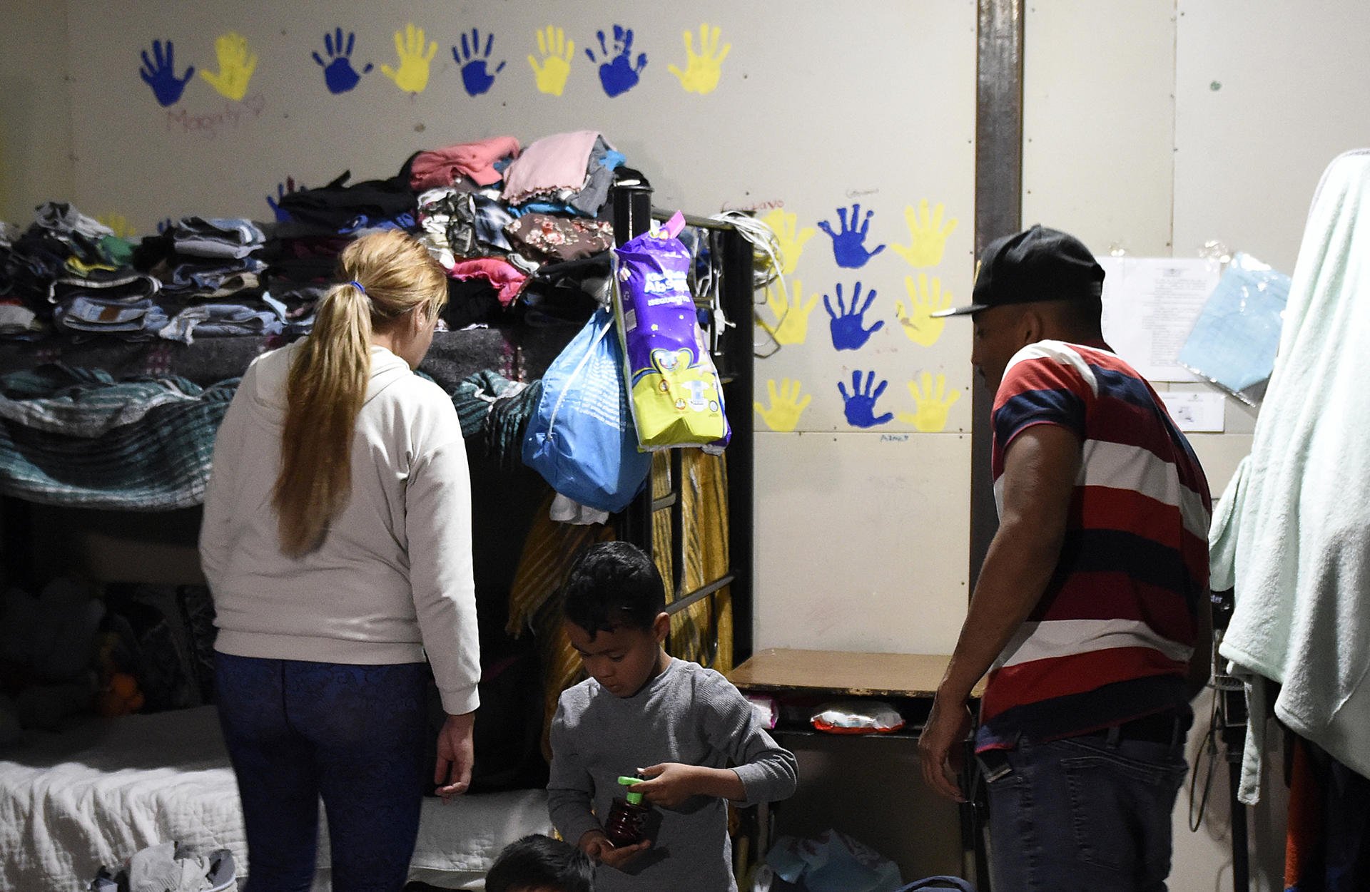 Migrantes organizan sus pertenencias en un albergue, el 9 de marzo de 2024, en Ciudad Juárez, Chihuahua (México). EFE/ Luis Torres
