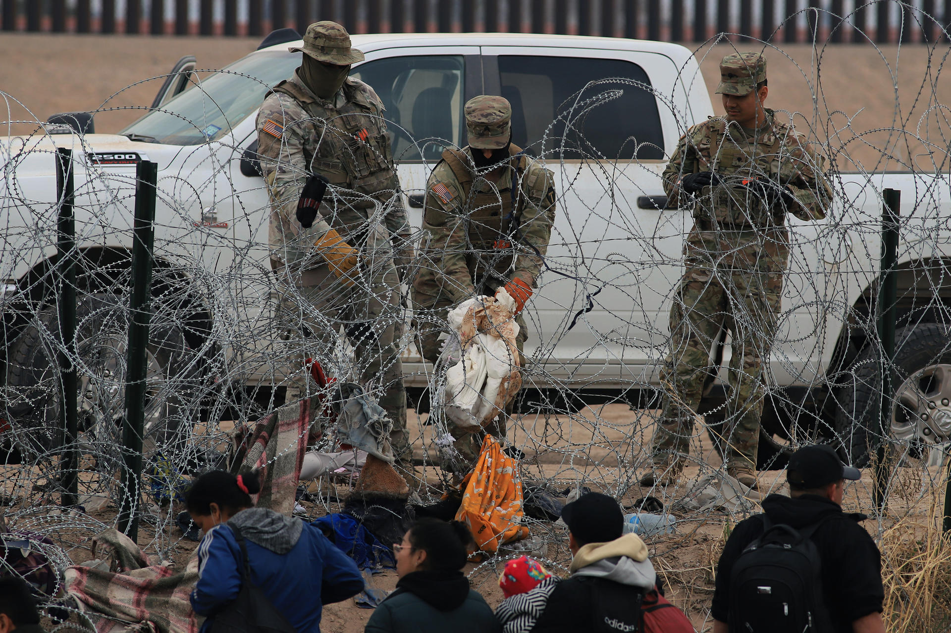 Soldados estadounidenses esperan tras una alambrada de navajas y púas mientras migrantes intentan pasar, el 29 de febrero de 2024, en Ciudad Juárez (México). EFE/ Luis Torres
