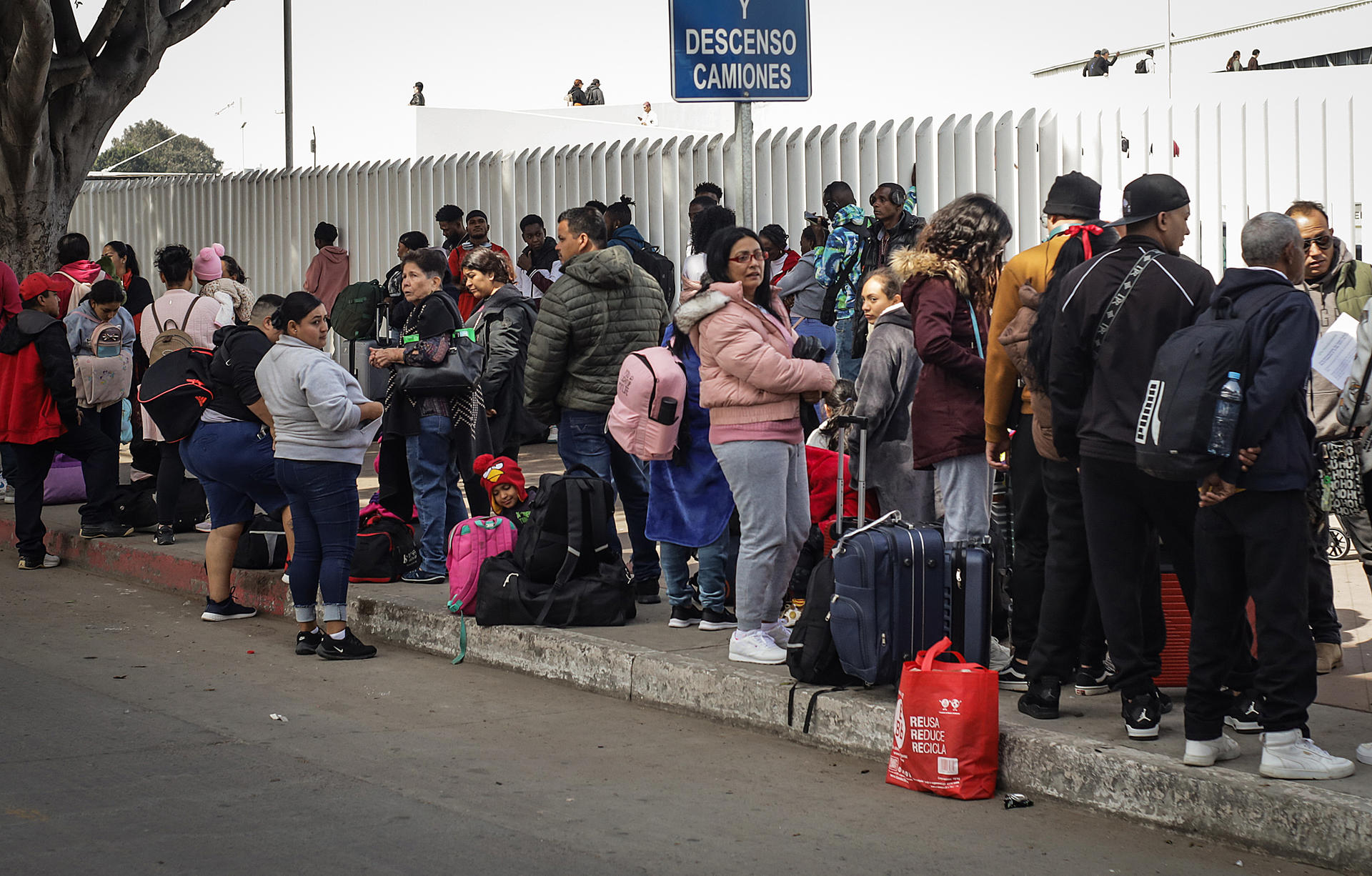 Migrantes hacen fila para solicitar un proceso de asilo en Estados Unidos, el 23 de marzo de 2024 en el paso fronterizo del Chaparral en Tijuana, Baja California (México). EFE/Joebeth Terriquez
