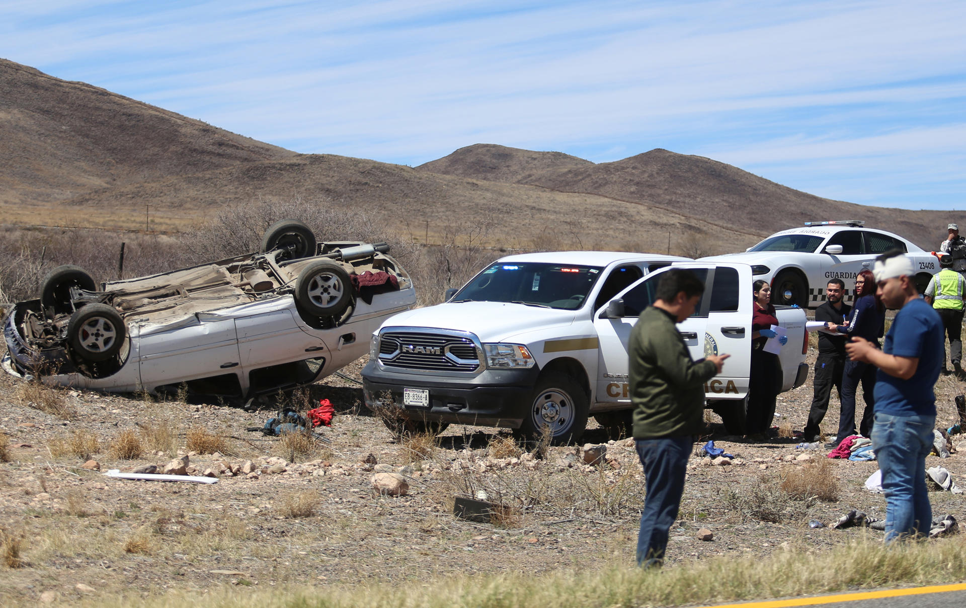 Personal de la Guardia Nacional y Servicios Periciales resguardan el lugar de un accidente en la carretera Chihuahua-Juárez, este viernes en Ciudad Juárez en el estado de Chihuahua (México). EFE/Luis Torres
