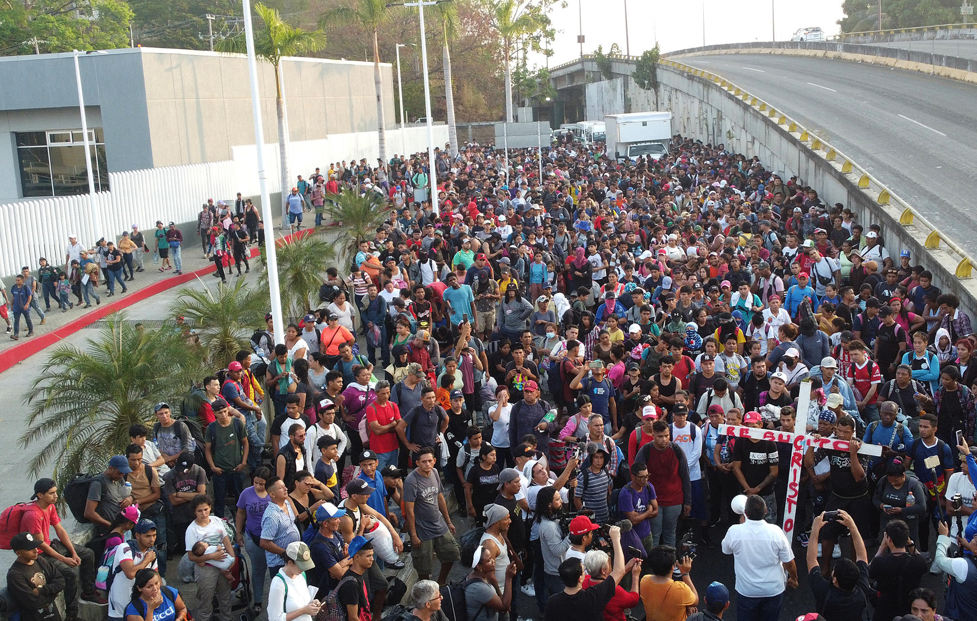 Fotografía aérea que muestra una caravana de migrantes que se dirige a Ciudad de México, este lunes en Tapachula (México). EFE/ Juan Manuel Blanco
