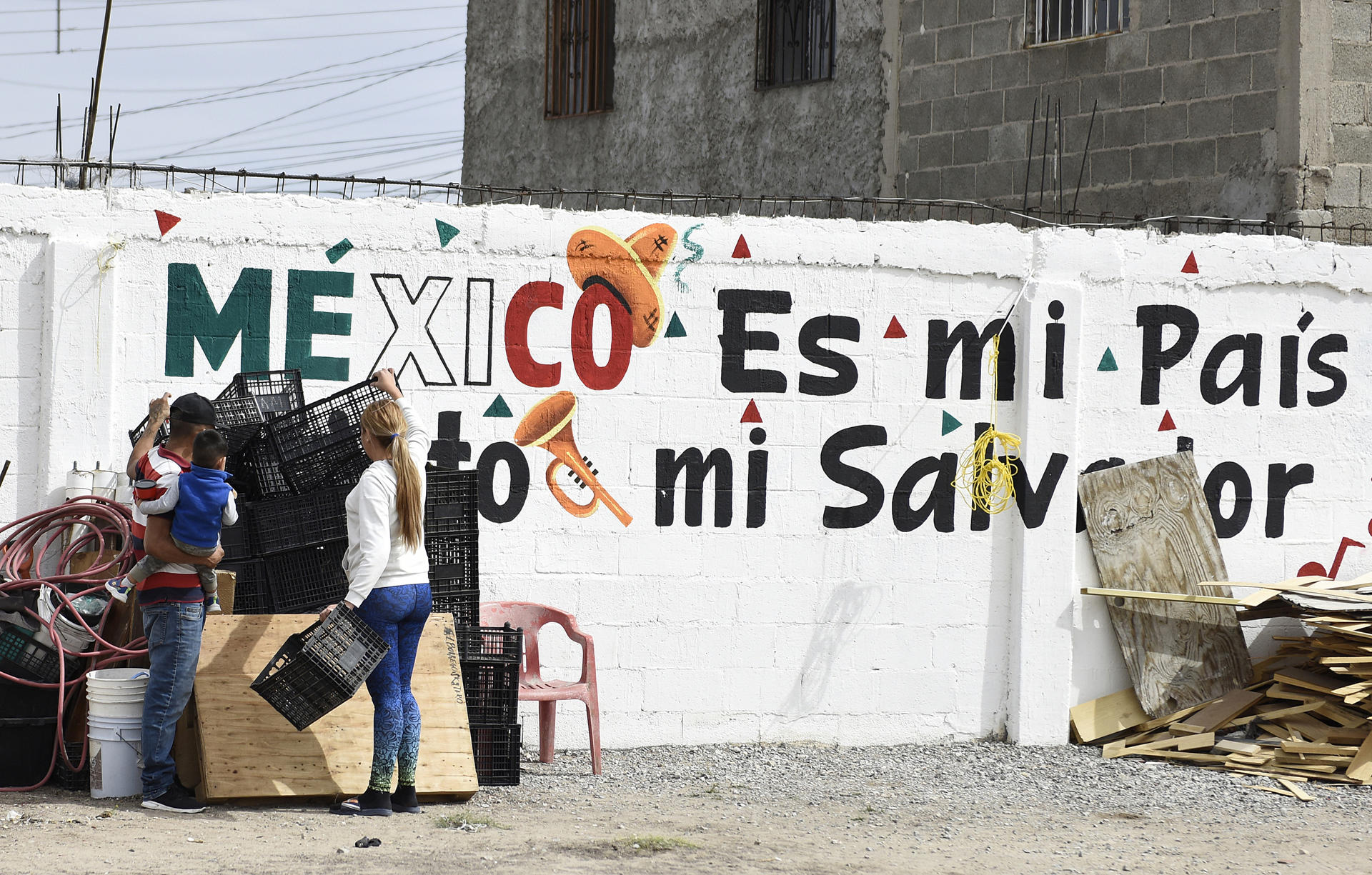 Migrantes buscan elementos que les puedan ser útiles, el 9 de marzo de 2024, en Ciudad Juárez, Chihuahua (México). EFE/ Luis Torres
