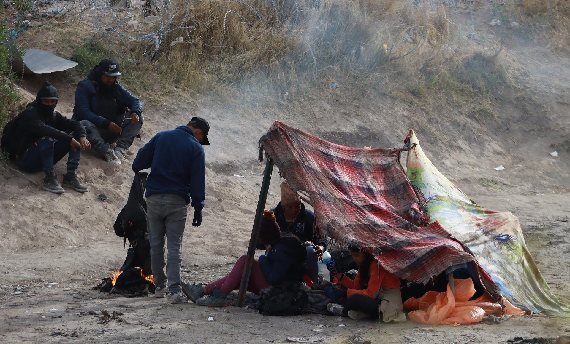 Migrantes acampan en las inmediaciones del la frontera con Estados Unidos, el 20 de marzo de 2024, en Ciudad Juárez, Chihuahua (México). EFE/ Luis Torres

