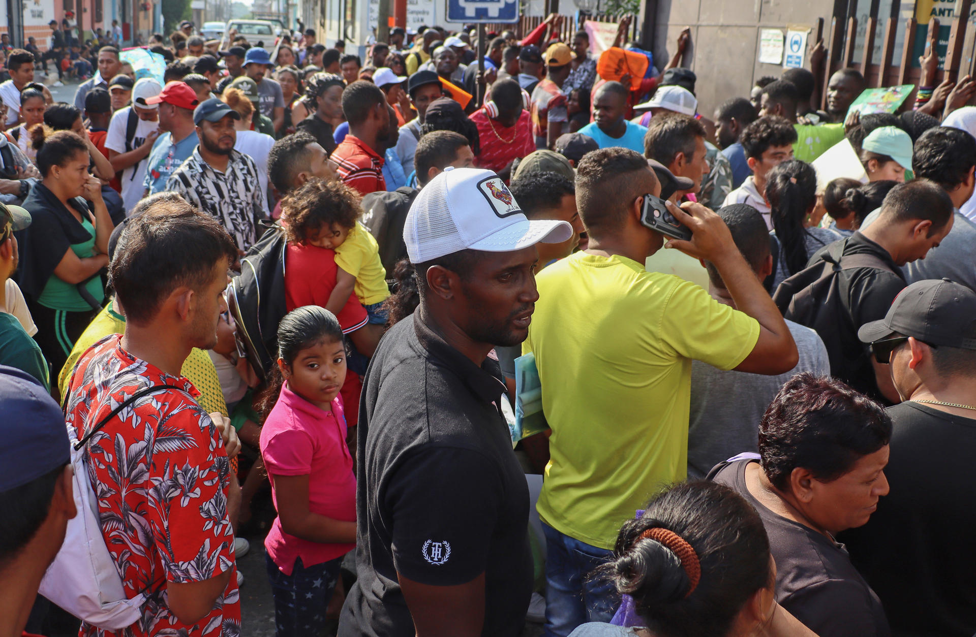 Migrantes permanecen en las instalaciones de la Comisión Mexicana de Ayuda a Refugiados (Comar), este martes en la ciudad de Tapachula, en Chiapas (México). EFE/Juan Manuel Blanco

