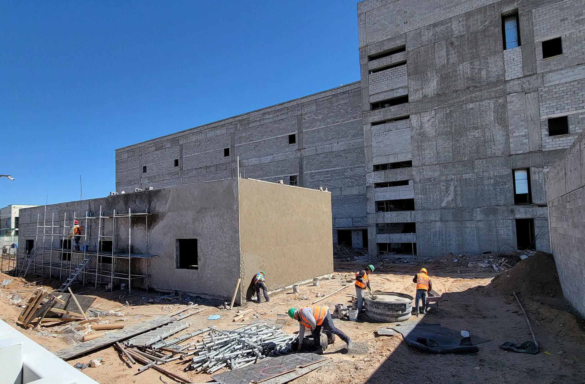 Obreros trabajan en una construcción el 2 de marzo de 2024, en Ciudad Juárez (México).  EFE/ Luis Torres
