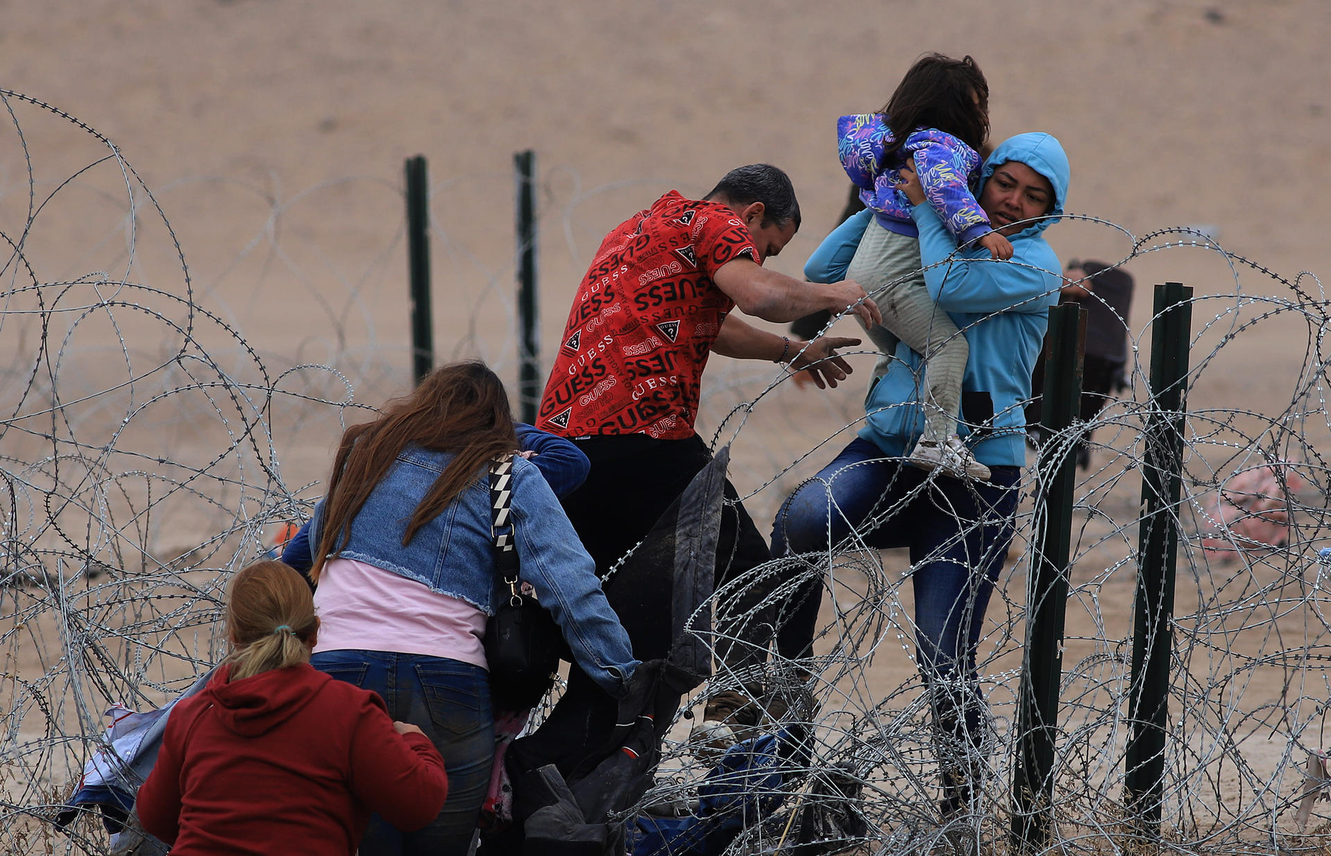Migrantes se preparan para cruzar el Río Bravo, en la frontera que divide a México de los Estados Unidos, este jueves en Ciudad Juárez (México). EFE/Luis Torres
