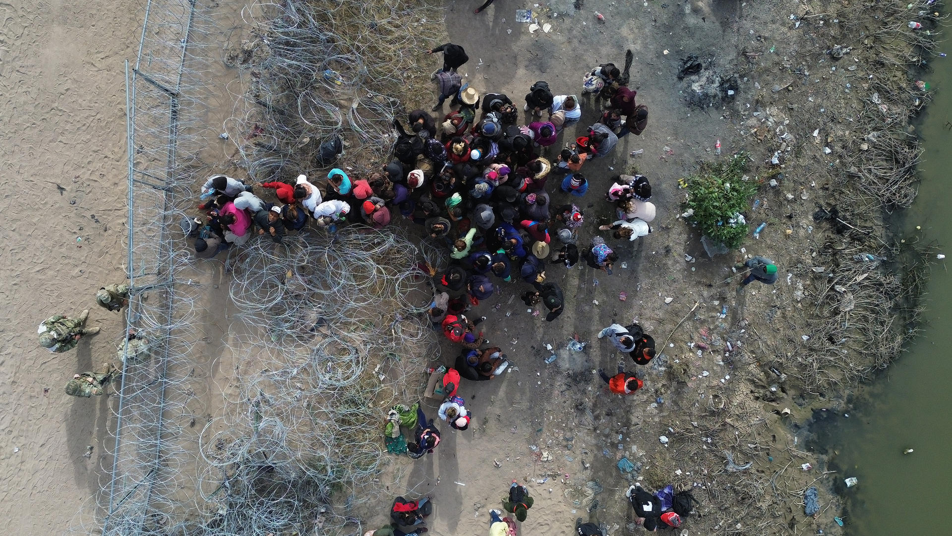 Migrantes esperan alguna posibilidad de cruzar las vallas fronterizas con Estados Unidos, el 20 de marzo de 2024, en Ciudad Juárez, Chihuahua (México). EFE/ Luis Torres
