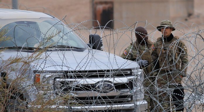 Migrantes acusan a la Guardia de Texas de dispararles mientras duermen en México