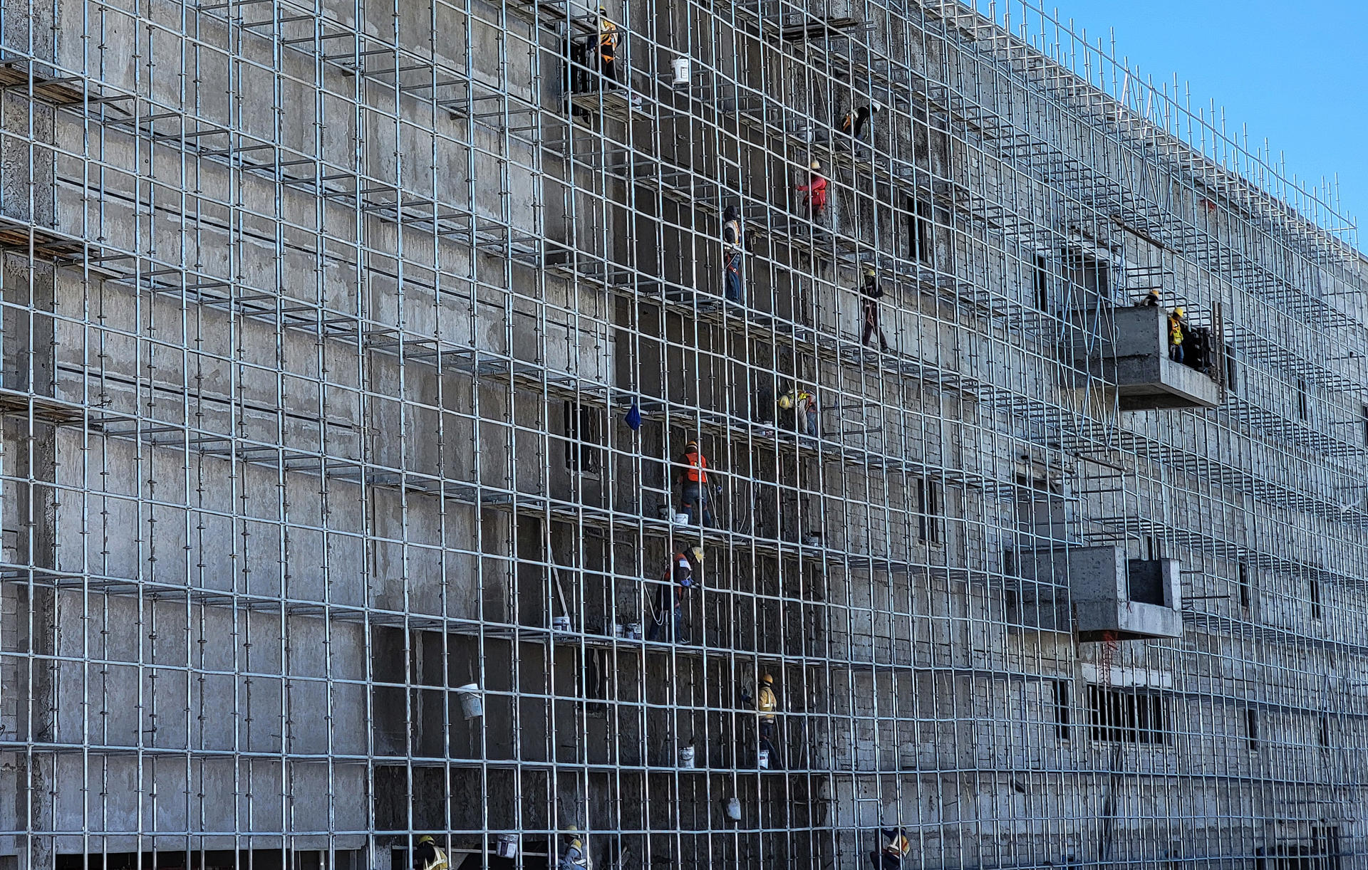 Obreros trabajan en una construcción el 2 de marzo de 2024, en Ciudad Juárez (México). EFE/ Luis Torres
