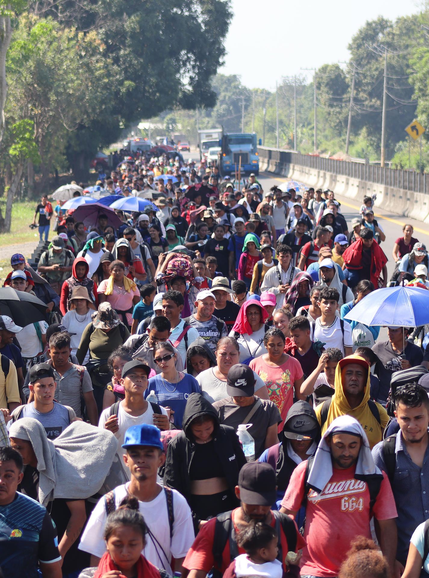 Migrantes caminan en una caravana llamada 'Viacrucis migrante' la cual se dirige hacia Ciudad de México, en Tapachula (México). EFE/ Juan Manuel Blanco
