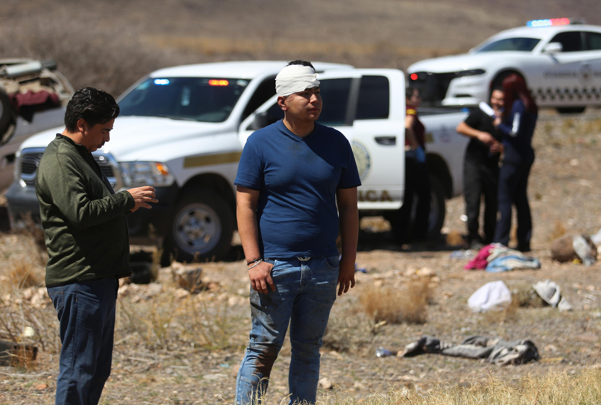 Integrantes de la Guardia Nacional y Servicios Periciales resguardan el lugar donde ocurrió un accidente en la carretera Chihuahua-Juárez, este viernes en Ciudad Juárez en el estado de Chihuahua (México). EFE/Luis Torres
