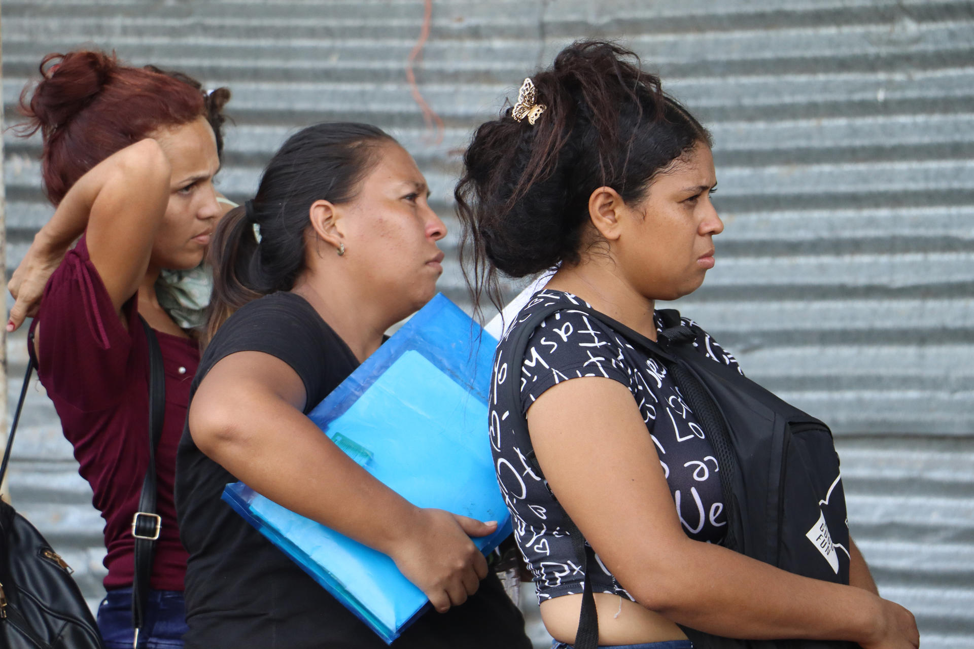 Mujeres migrantes hacen fila para tramitar sus papeles migratorios, el 7 de marzo de 2024, en una plaza del municipio de Tapachula, en el estado de Chiapas (México). EFE/ Juan Manuel Blanco
