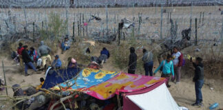 Confusión y miedo entre los migrantes en la frontera ante la disputa judicial por ley SB4