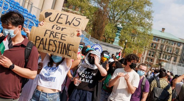 Estudiantes de la Universidad de Columbia ocupan un edificio al iniciarse las suspensiones