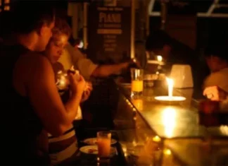 Apagones y extorsión ahogan a pequeñas empresas en Honduras, apunta economista