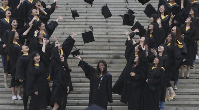 Universidad de California cancela acto de graduación tras arrestos de manifestantes