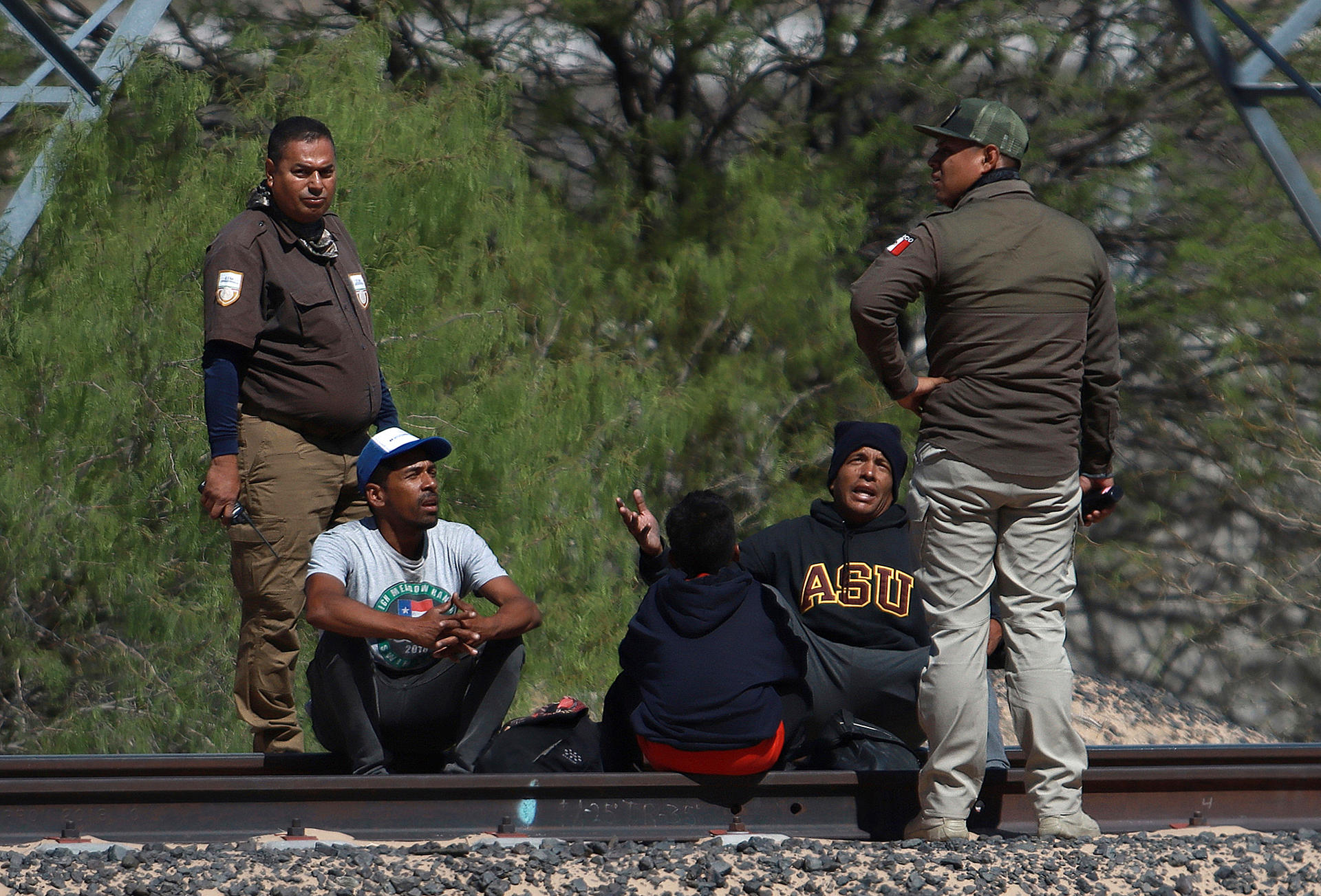 Personal del Instituto Nacional de Migración (INM) realiza detenciones de migrantes, el 20 de abril de 2024, en Ciudad Juárez, Chihuahua (México). EFE/Luis Torres
