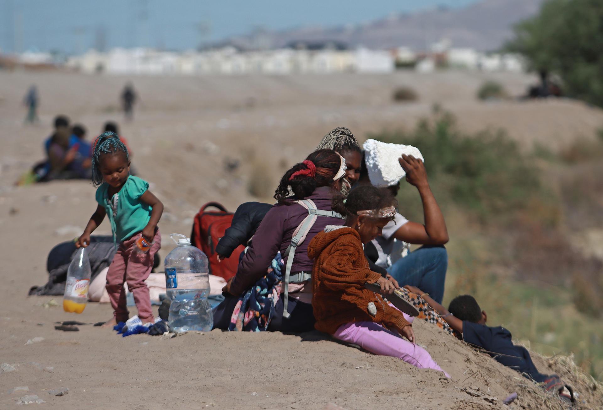 Migrantes esperan entre las fronteras de México con Estados Unidos este miércoles en Ciudad Juárez, Chihuahua (México). EFE/Luis Torres
