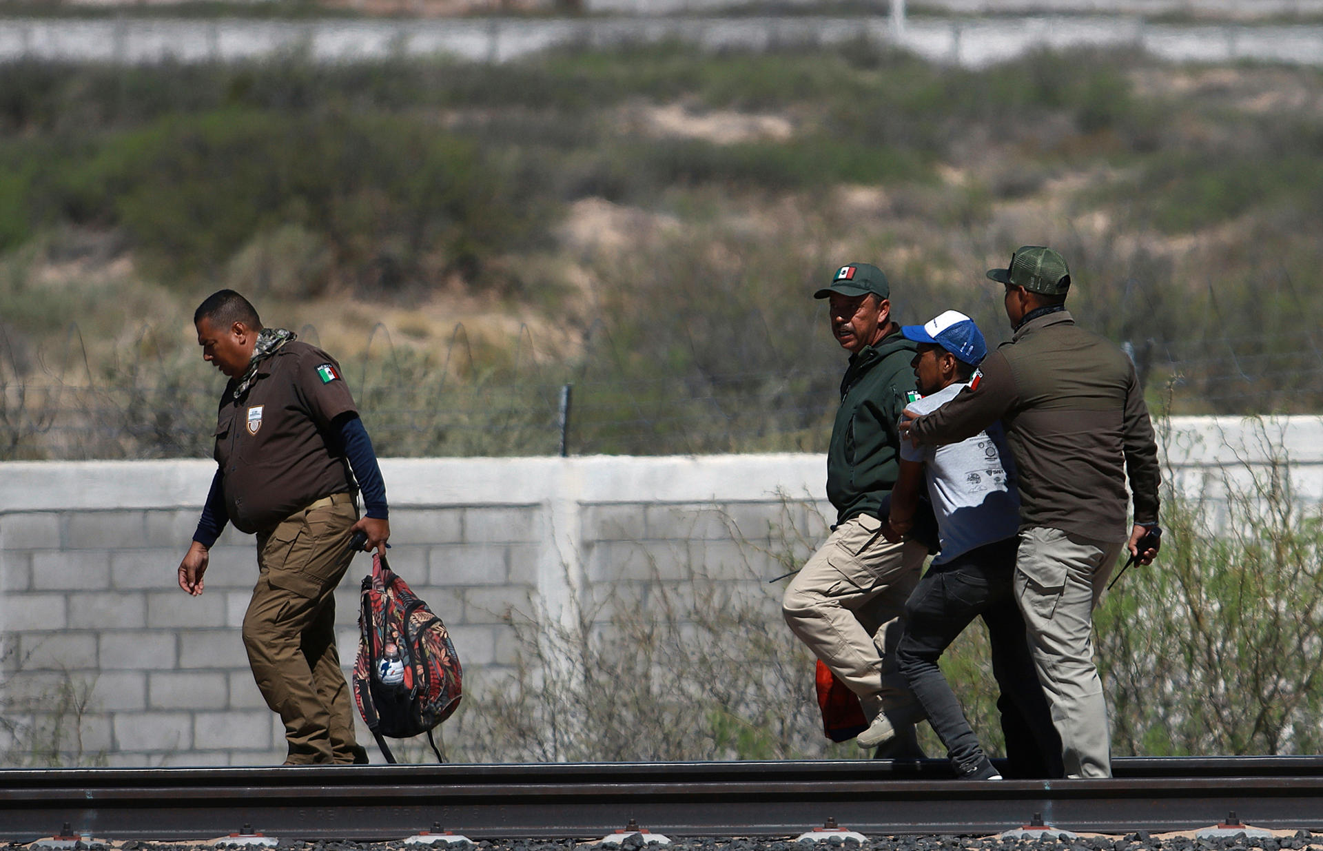 Personal del Instituto Nacional de Migración (INM) realiza detenciones de migrantes, el 20 de abril de 2024, en Ciudad Juárez, Chihuahua (México). EFE/Luis Torres
