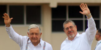 Los presidentes López Obrador y Arévalo reunidos en la frontera común