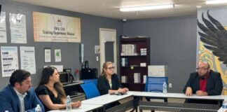 Embajador de Honduras en EEUU, visita albergues de menores no acompañados en Texas