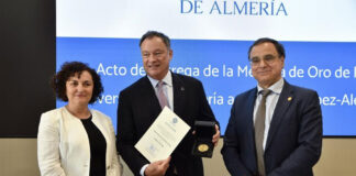 El astronauta López-Alegría recibe la Medalla de Oro de la Universidad de Almería