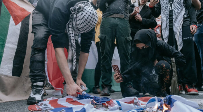 La policía desmantela el campamento de protesta en la Universidad George Washington