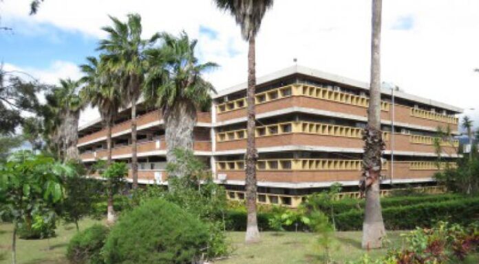 Estudiantes de Biología toman el Edificio J1 de la UNAH