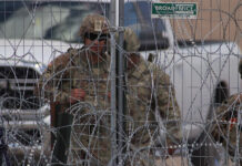 Migrantes en frontera de México acusan a guardias texanos de disparar balas de goma y gas