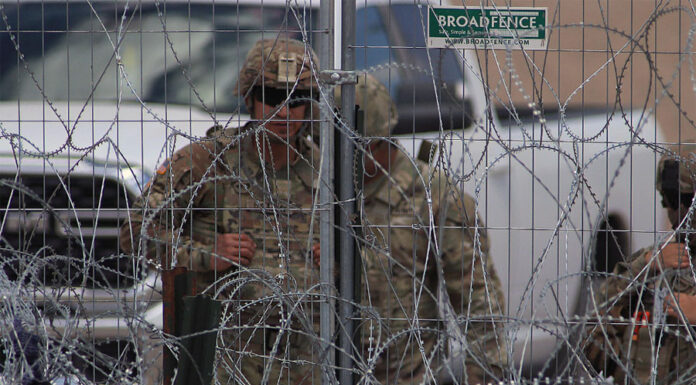 Migrantes en frontera de México acusan a guardias texanos de disparar balas de goma y gas