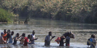 Migrantes insisten en cruzar a EE.UU. por el río Bravo pese a las crecientes deportaciones