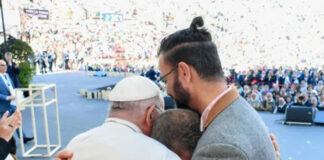El papa abraza a un israelí y un palestino y denuncia la «derrota histórica» de la guerra